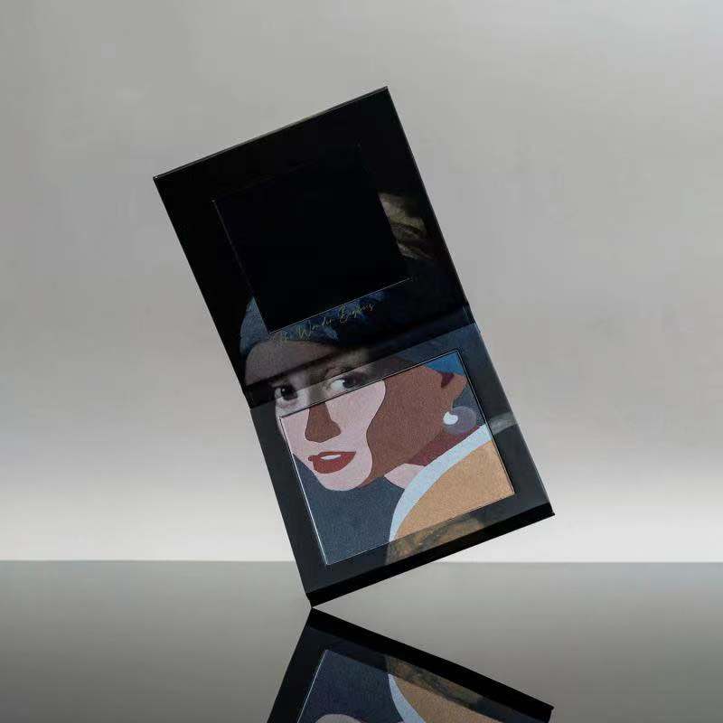 The Artistic Girl with Pearl Artistic Eyeshadow Palette